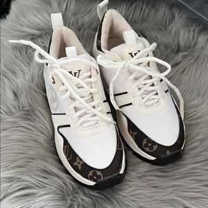 NWOT Fashion Shoes White Brown Logo Sneakers sz 6
